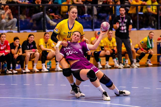 Gabriela Bitolo (TusSies Metzingen), No. 22, in possession of the ball, one-on-one, duel, battle, held by Marlene Tucholke (HC Leipzig), No. 23, GER, HC Leipzig vs. TusSies Metzingen, Handball, ALSCO Women’s Handball Bundesliga, Matchday 5, 2026–2027 season, October 7, 2026, GER, HC Leipzig vs. TusSies Metzingen, Handball, ALSCO Women’s Handball Bundesliga, Matchday 5, 2026–2027 season, October 7, 2026, Markranstädt Copyright: xEibner-Pressefoto LauraxRoemerx EP_LRR