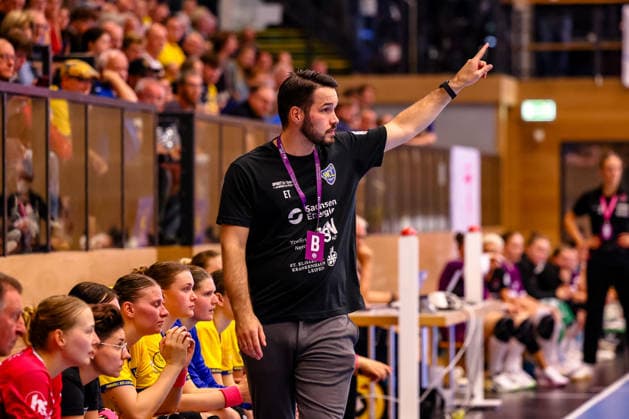 Erik Toepfer, head coach of HC Leipzig, gives instructions and gestures; GER, HC Leipzig vs. TusSies Metzingen, handball, ALSCO Women s Handball Bundesliga, Matchday 5, 2026–2027 season, October 7, 2026, GER, HC Leipzig vs. TusSies Metzingen, Handball, ALSCO Women’s Handball Bundesliga, Matchday 5, 2026–2027 season, October 7, 2026, Markranstädt Copyright: xEibner-Pressefoto LauraxRoemerx EP_LRR