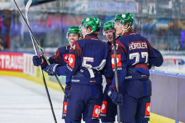 Ice hockey, Eishockey - CHL, EC RBS vs Berlin SALZBURG,AUSTRIA,07.OCT.26 - ICE HOCKEY - CHL, Champions Hockey League, group stage, EC Red Bull Salzburg vs Eisbaeren Berlin. Image shows the rejoicing of scorer Korbinian Geibel (Berlin) with his teammates.  GEPAxpictures xDavidxGeieregger