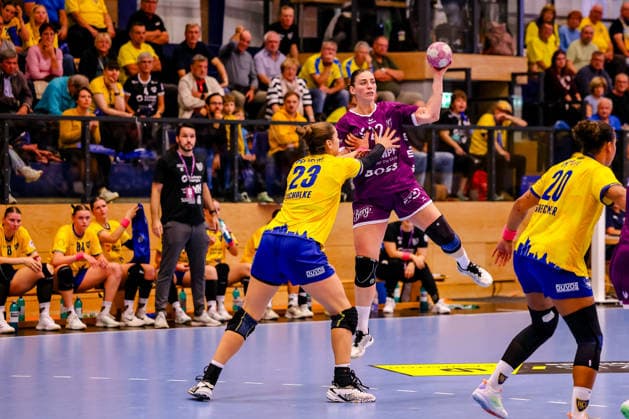 Marlene Tucholke (HC Leipzig), 23, blocks Sies (Metzingen), 22, in mid-air; one-on-one, duel, battle; GER; HC Leipzig vs. TusSies Metzingen; handball; ALSCO Women s Handball Bundesliga; Matchday 5; 2026–2027 season, October 7, 2026 GER, HC Leipzig vs. TusSies Metzingen, Handball, ALSCO Women’s Handball Bundesliga, Matchday 5, 2026–2027 season, October 7, 2026 Markranstädt Copyright: xEibner-Pressefoto LauraxRoemerx EP_LRR