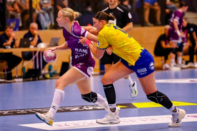 Lotta Roepcke, TusSies Metzingen, No. 14, on the ball, one-on-one, duel, battle; Laura Sophie Klocke, HC Leipzig, No. 13, GER, HC Leipzig vs. TusSies Metzingen, Handball, ALSCO Women’s Handball Bundesliga, Matchday 5, 2026–2027 Season, October 7, 2026, GER, HC Leipzig vs. TusSies Metzingen, Handball, ALSCO Women’s Handball Bundesliga, Matchday 5, 2026–2027 season, October 7, 2026, Markranstädt Copyright: xEibner-Pressefoto LauraxRoemerx EP_LRR