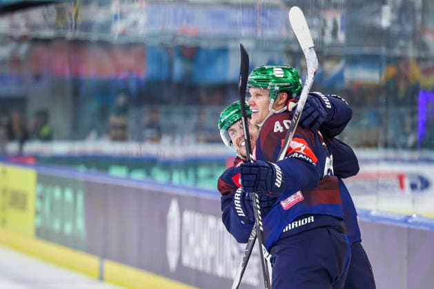 Ice hockey, Eishockey - CHL, EC RBS vs Berlin SALZBURG,AUSTRIA,07.OCT.26 - ICE HOCKEY - CHL, Champions Hockey League, group stage, EC Red Bull Salzburg vs Eisbaeren Berlin. Image shows the rejoicing of Ty Ronning and scorer Korbinian Geibel (Berlin).  GEPAxpictures xDavidxGeieregger