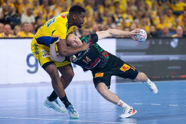 KIELCE, POLAND - OCTOBER 7: Omar Ingi Magnusson Dylan Nahi during the EHF Champions League Group F match between Industria Kielce nad SC Magdeburg at Hala Legionow on October 2, 2026 in Kielce, Poland --- Pilka reczna. EHF Liga Mistrzow. Industria Kielce - SC Magdeburg. (Photo by Igor Jakubowski Arena Akcji) NEWSPIX.PL --- newspix.pl 