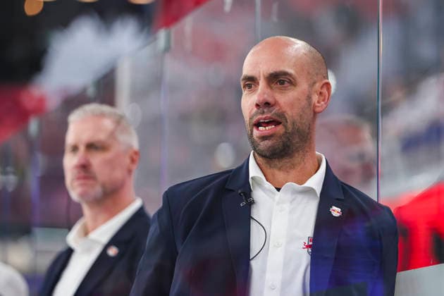 Ice hockey, Eishockey - CHL, EC RBS vs Berlin SALZBURG,AUSTRIA,07.OCT.26 - ICE HOCKEY - CHL, Champions Hockey League, group stage, EC Red Bull Salzburg vs Eisbaeren Berlin. Image shows head coach Alan Letang (EC RBS).  GEPAxpictures xDavidxGeieregger