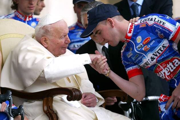 Cycling, Pope John Paul II receives the Amore e Vita team with repentant doping offender Jesus Manzano