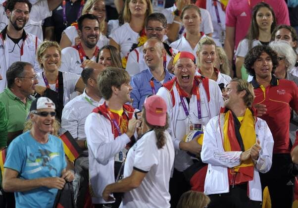 OLYMPIA 2012, Beach Volleyball Men, Sara Goller and Laura Ludwig watch the final from the grandstand