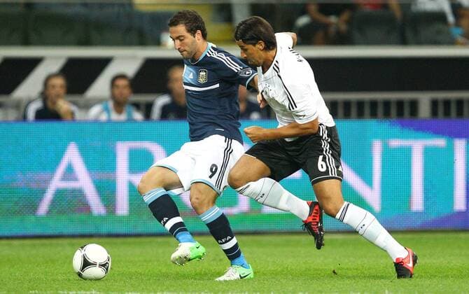 Football, Gonzalo Higuain joins Juventus Turin for 90 million