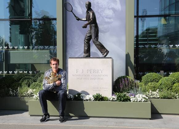 Tennis, Shooting with Andy Murray with the Wimbledon Trophy in front of the Fred Perry Statue