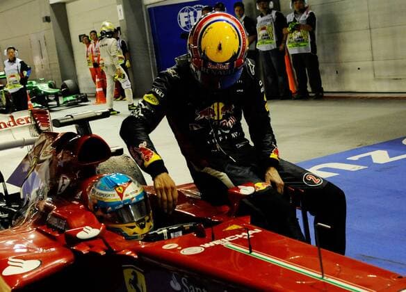Motorsport, Formula 1, Singapore GP, Webber gets a lift from Alonso