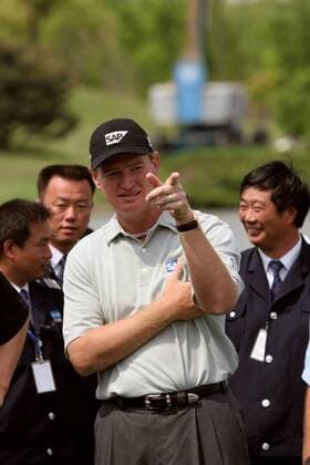 Golf, Ernie Els wins the BMW Asian Open in Shanghai