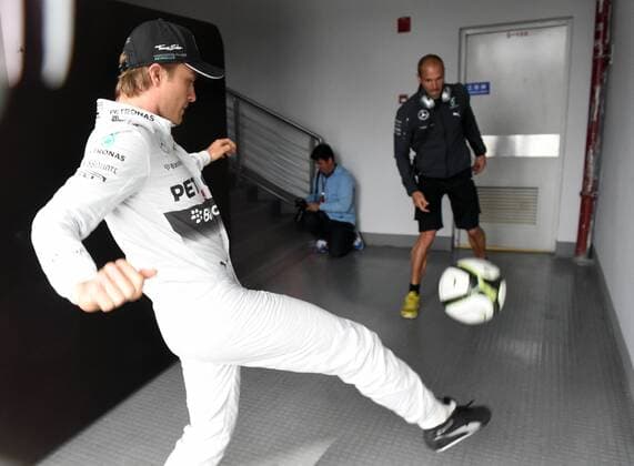 Formula 1, Chinese GP, Nico Rosberg plays football