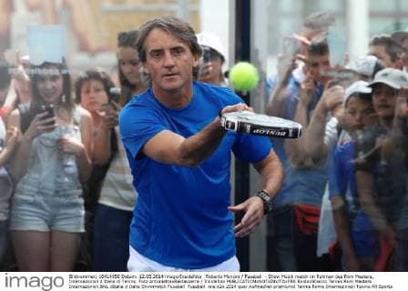 Football, Italy, Francesco Totti and Roberto Mancini play tennis show match in Rome