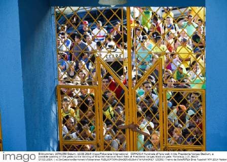 FIFA World Cup 2014, crowds of fans at Selecao training session