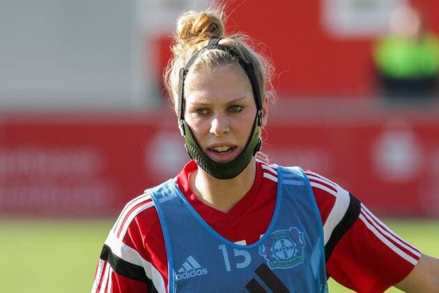 Football, Women, Bayer 04 Leverkusen, Rebecca Knaak plays with face mask