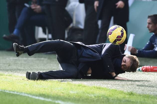 Football, Italy, Serie A, Inter Milan coach Mancini hit by ball