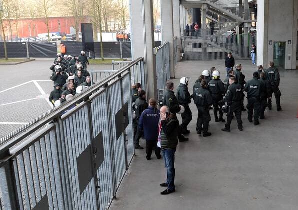 Football, Bundesliga match day takes place despite terror threat under the sign of increased security precautions