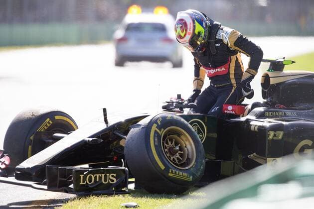 Motorsport, Formula 1, Australian GP, Pastor Maldonado crashes into tyre barrier