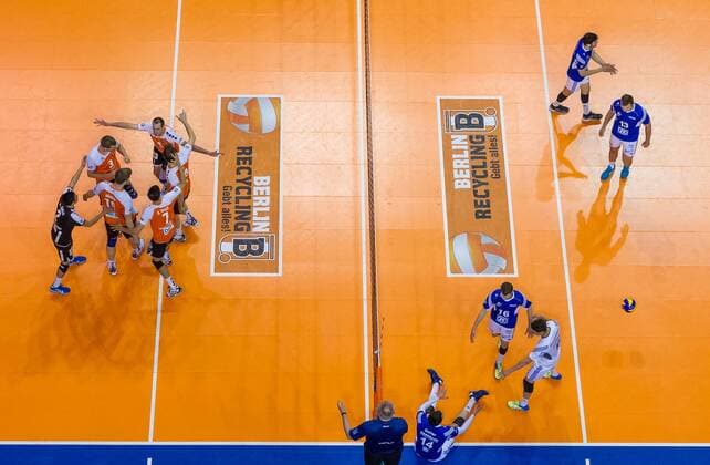 Volleyball, Berlin Recycling Volleys - VfB Friedrichshafen - Bird's eye view orange blue