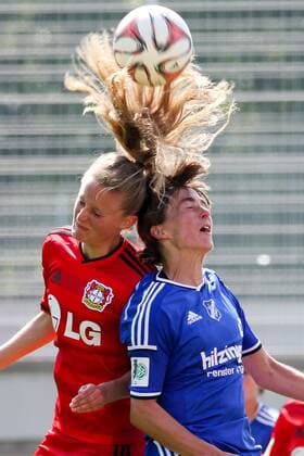 Football, Women, 1. BL, Bayer Leverkusen - SC Sand, curious header fountain