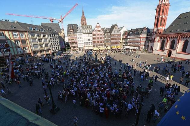 Football, Women, Champions League winners 1. FFC Frankfurt - Fans wait in front of city hall
