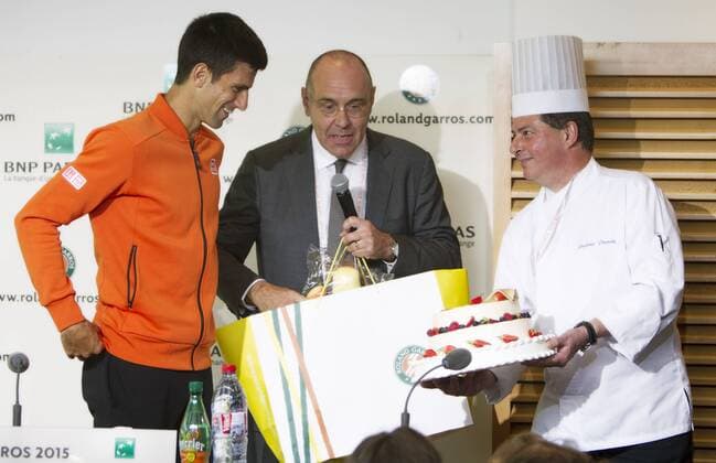 Tennis, Grand Slam, French Open in Paris, Novak Djokovic tastes French cake