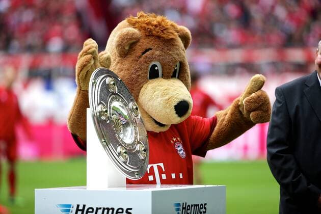 Football, 1. BL, German Champion Award ceremony: Beer shower for FC Bayern München