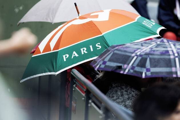Tennis, Grand Slam, French Open in Paris, spectators brave the rain