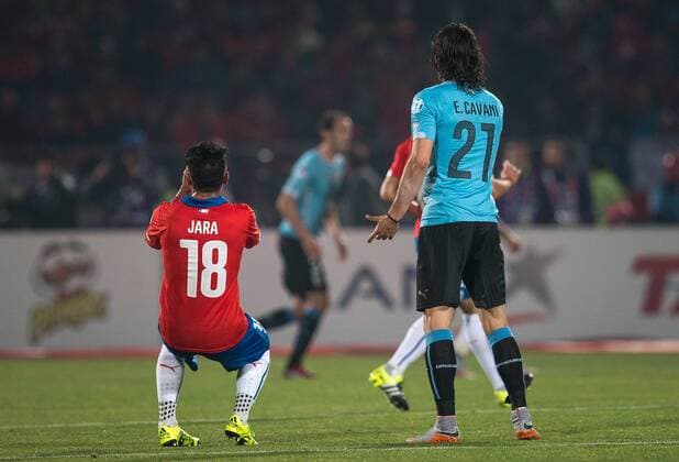 Football Copa America, Gonzalo Jara provokes sending-off for Edinson Cavani
