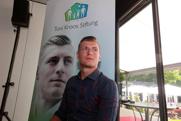 Football, Toni Kroos receives Federal Cross of Merit for social commitment - Stock photos