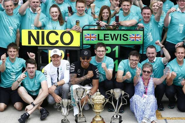 Formula 1, Silverstone GP, Lewis Hamilton celebrates with his team