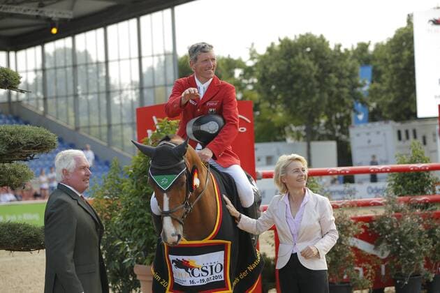 Show jumping, Ursula von der Leyen during the award ceremony for the Nations' Cup at the CSIO in Mannheim