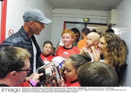 Football, Charity match, France 98 - RC Toulon, Zidane meets sick child