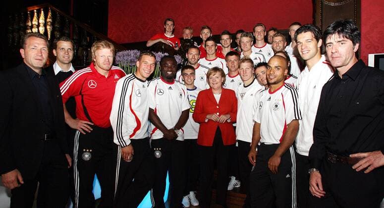 Football, World Cup 2006, Chancellor Merkel visits the national team