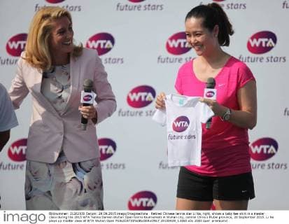 Tennis, Li Na gives tennis lessons in Wuhan