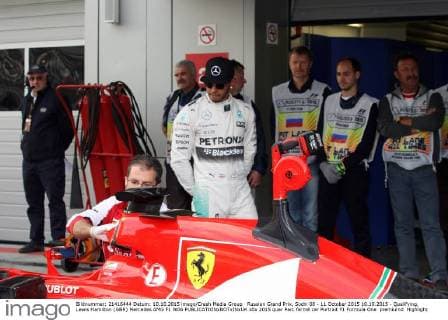 Formula 1, Sochi GP, Lewis Hamilton inspects Sebastian Vettel's Ferrari