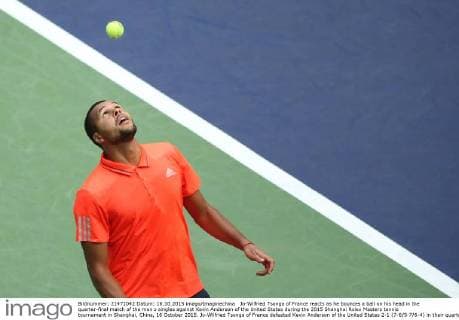 Tennis, Jo-Wilfried Tsonga juggles ball with head