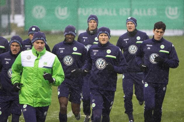 Football, VfL Wolfsburg, Josuha Guilavogui after training with frostbite