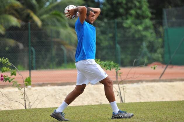 Tennis, Davis Cup, France - Canada, Tsonga trains with football