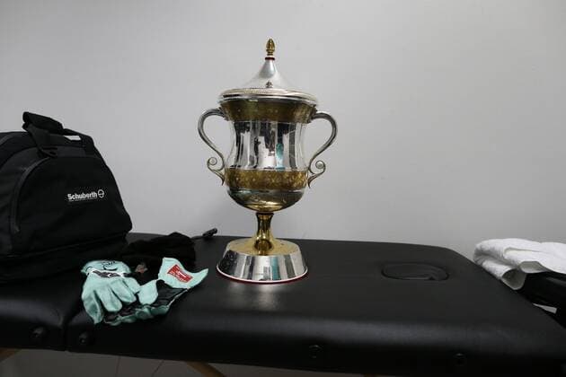 Formula 1, Bahrain GP, Nico Rosberg relaxed with trophy