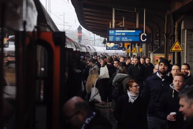 Football, Osnabrück fans during their arrival at the station in Erfurt, 3. Liga, FC Rot-Weiß Erfurt - VfL Osnabrück