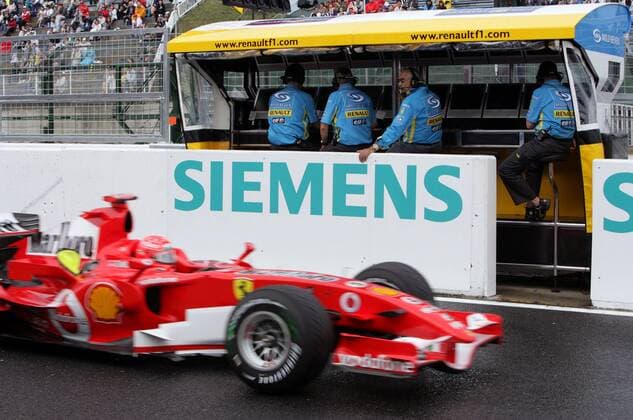 Motorsport, Formula 1, Japanese GP, Free practice, Renault and Ferrari under tension
