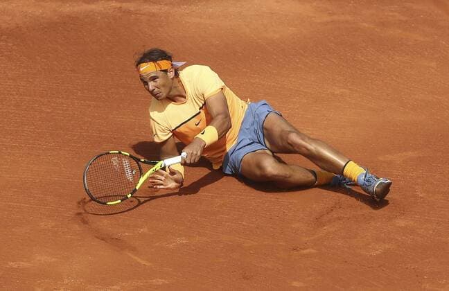 Tennis, Barcelona Open, Rafael Nadal argues with officials after fall