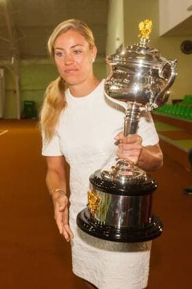 Tennis, Angelique Kerber presents Australian Open trophy in Poland