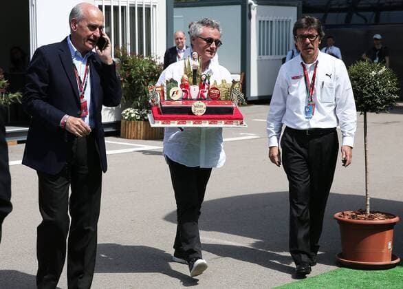 Formula 1, Spanish GP, Bernie Ecclestone receives a cake from Christian Escriba