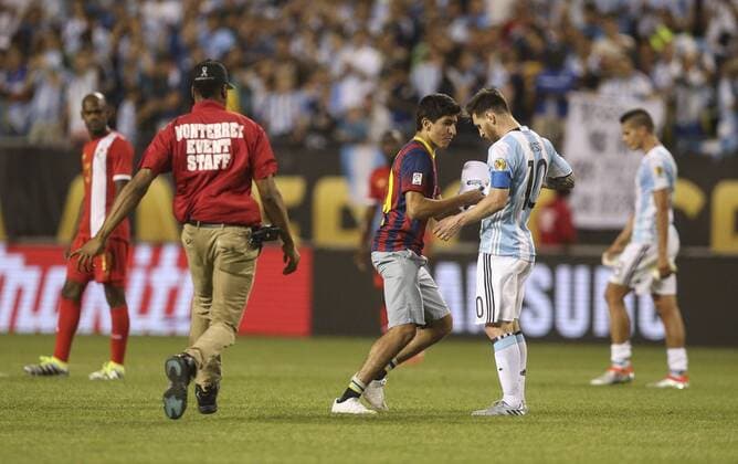 Copa America, Messi fan storms pitch