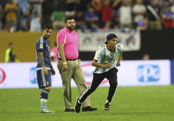 Copa America, semi-final, streaker gets autograph from Messi on the pitch