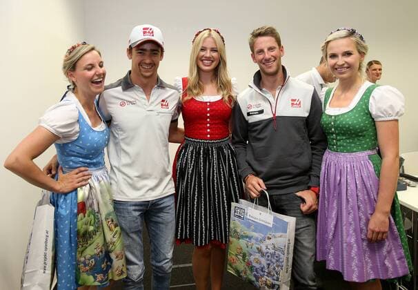 Formula 1, drivers with the Formula Unas in national costumes, Austrian GP in Spielberg