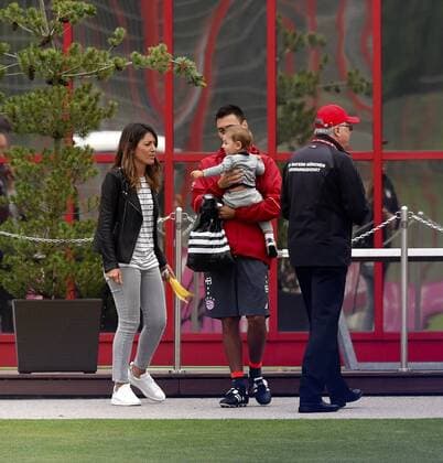 Football, FC Bayern Munich, Co-coach Davide Ancelotti with family