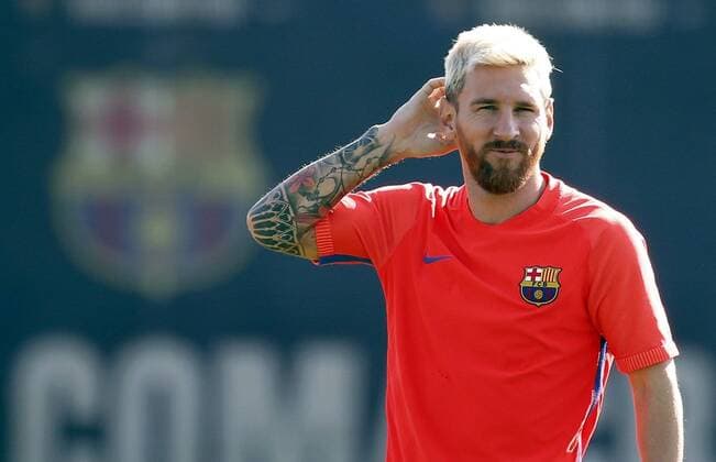 Football, Messi extends FC Barcelona contract