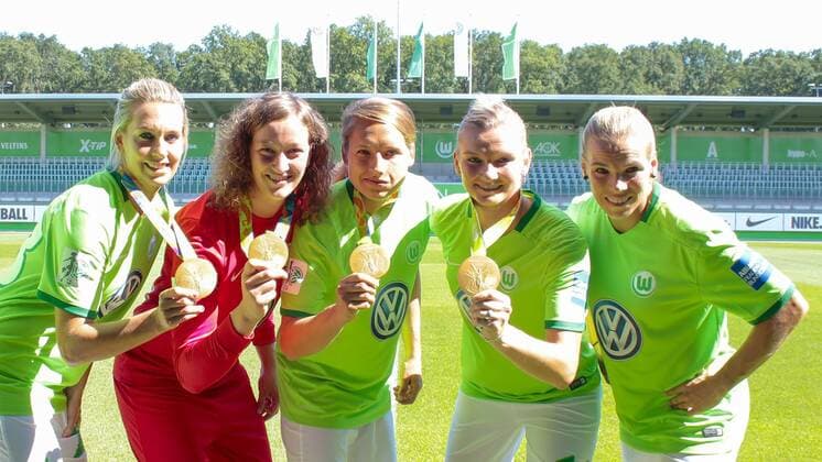 Football, 1. BL Women, Wolfsburg Olympic Champions with their medals